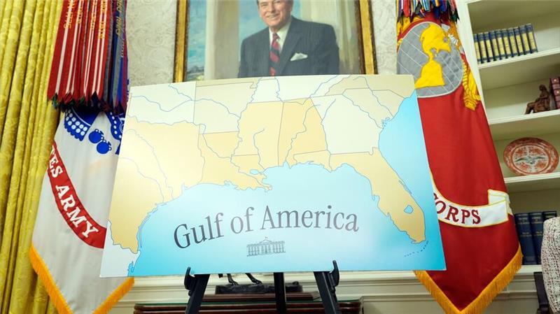 Eine Karte mit der Aufschrift „Gulf of America“ ist im Oval Office im Weißen Haus aufgestellt.