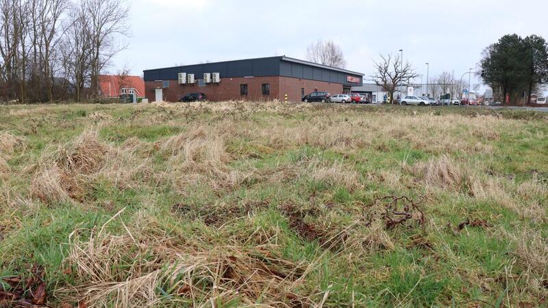 Diese Kaufhaus-Kette möchte sich in Otterndorf ansiedeln Eine Kaufhaus-Kette mit Hauptsitz in Schleswig-Holstein will sich in Otterndorf niederlassen. Ein möglicher Standort könnte die Fläche hinter dem Rossmann an der Straße An der Bahn sein.