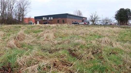 Eine Kaufhaus-Kette mit Hauptsitz in Schleswig-Holstein will sich in Otterndorf niederlassen. Ein möglicher Standort könnte die Fläche hinter dem Rossmann an der Straße An der Bahn sein.