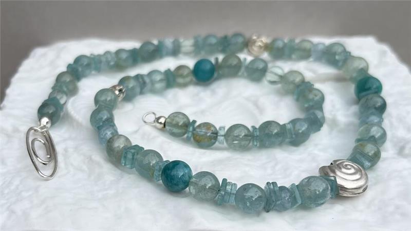 Fünf Künstlerinnen stellen beim 3. Kunstmarkt in Jork aus Eine Kette von Gaby Apelt.