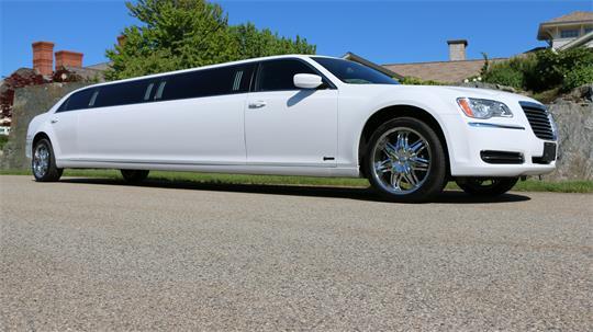 Eine Kontrolle einer Stretch-Limousine auf dem Autohof Rade inn Neu Wulmstorf endete mit mehreren Strafverfahren (Symbolbild).