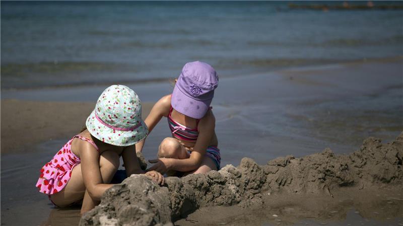 Eine Kopfbedeckung schützt Kinder vor Sonne und Hitze.