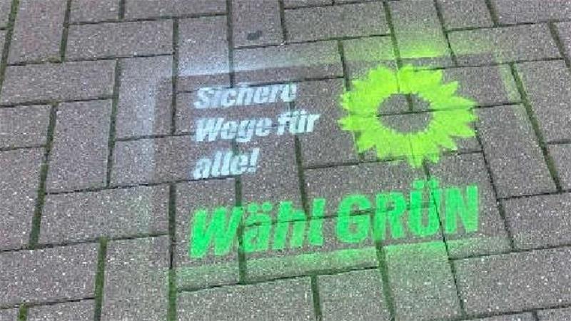 Mit Bürgern im Gespräch: Harsefelder Grüne verteilen Sonnenblumen Eine Kreidebotschaft der Harsefelder Grünen: „Sichere Wege für alle!“.