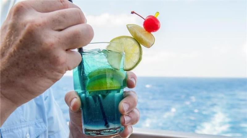 Hierfür fliegen Passagiere vom Kreuzfahrtschiff – Fünf Vergehen Eine Kreuzfahrt kann Freiheit und Erholung pur sein. Doch bestimmte Regeln sollten alle Passagiere beherzigen.