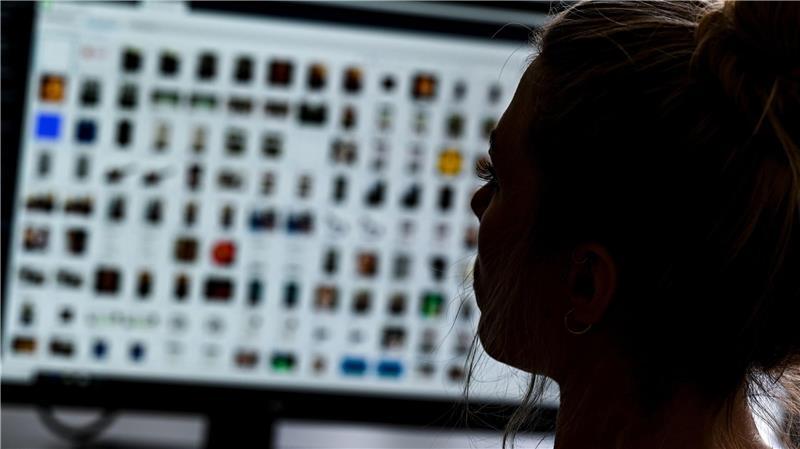 Eine Kriminaloberkommissarin sitzt vor einem Auswertungscomputer bei Ermittlungen zu sogenannter Kinderpornografie und sexuellem Missbrauch (Symbolbild).