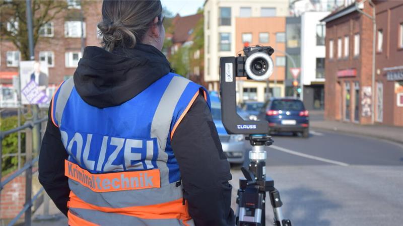 Eine Kriminaltechnikerin am Tatort mit der Pixplorer. Die 386 Aufnahmen der Kamera werden zu einem digital begehbaren Tatort zusammengefügt.