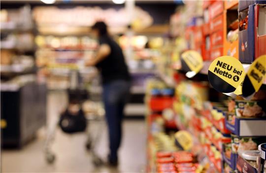Eine Kundin geht in einer Netto-Filiale an den Regalen entlang. Der Discounter möchte gern in Oldendorf eine Filiale eröffnen. Foto: Danny Gohlke/dpa