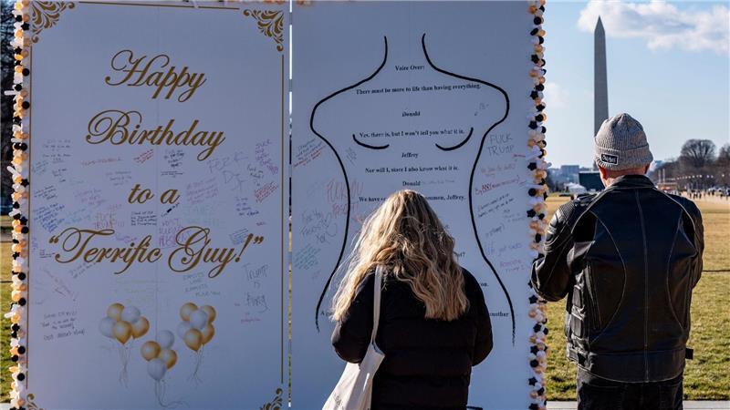 Eine Kunstinstallation zeigt eine angebliche Verbindung zwischen Epstein und Trump. (Archivbild)