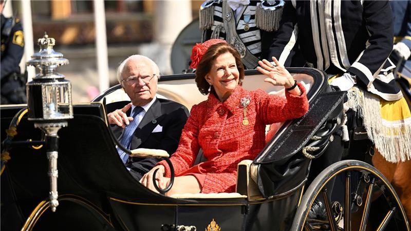Eine Kutschfahrt darf bei einem royalen Jubiläum nicht fehlen. Drin: das Goldhochzeitspaar, König Carl XVI. Gustaf (links) und Königin Silvia (rechts). 