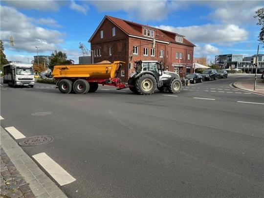 Eine Ladung Sand wird in Stade angefahren. Foto: Helfferich