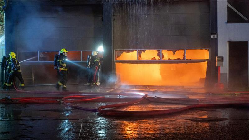 Eine Lagerhalle in Barsbüttel steht in Flammen.