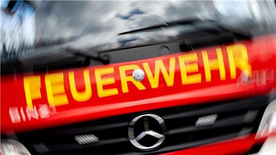 Eine Lagerhalle in Bremen brennt mehrere Stunden lang. (Symbolbild)