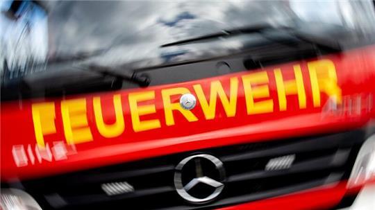 Eine Lagerhalle in Bremen brennt mehrere Stunden lang. (Symbolbild)