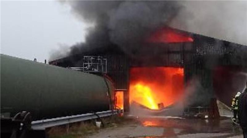 Eine Lagerhalle ist in Hanstedt in Brand geraten.