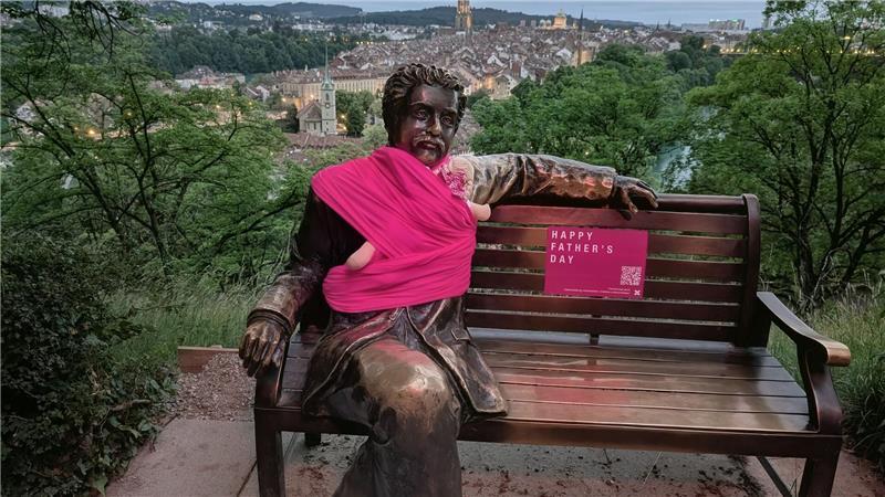 Eine Lanze für „moderne Papis“ - Aktion mit pinken Babytragetüchern. 