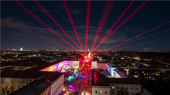 Eine Lasershow auf der Silvestermeile auf der Ludwigstraße in München.