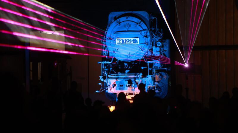 Schmalspurbahnen feiern Bahngeburtstage mit Tausenden Gästen Eine Lasershow und ein Höhenfeuerwerk waren die Höhepunkte des Festwochenendes zum Jubiläum „125 Jahre Harzquer- und Brockenbahn“ in Wernigerode. Mehrere Tausend Besucher haben mitgefeiert.