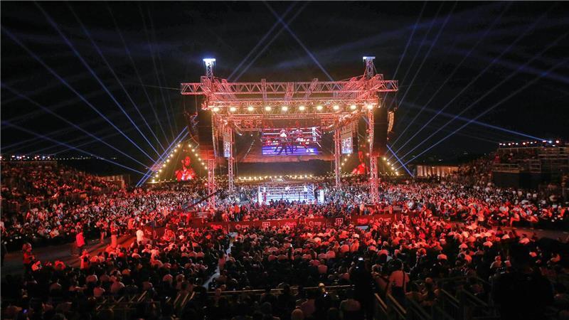 Eine Lasershow wird vor dem Boxkampf zwischen dem ukrainische Box-Star Oleksandr Usyk und Kickbox-Idol Rico Verhoeven vor den Pyramiden von Gizeh gezeigt.