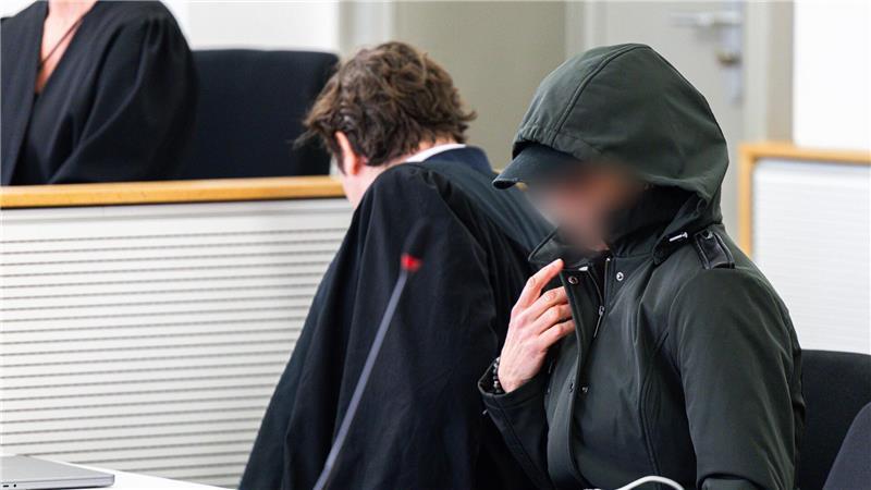 Eine Lehrerin aus Niedersachsen steht wegen des Vorwurfs des sexuellen Missbrauchs von Kindern vor Gericht. 