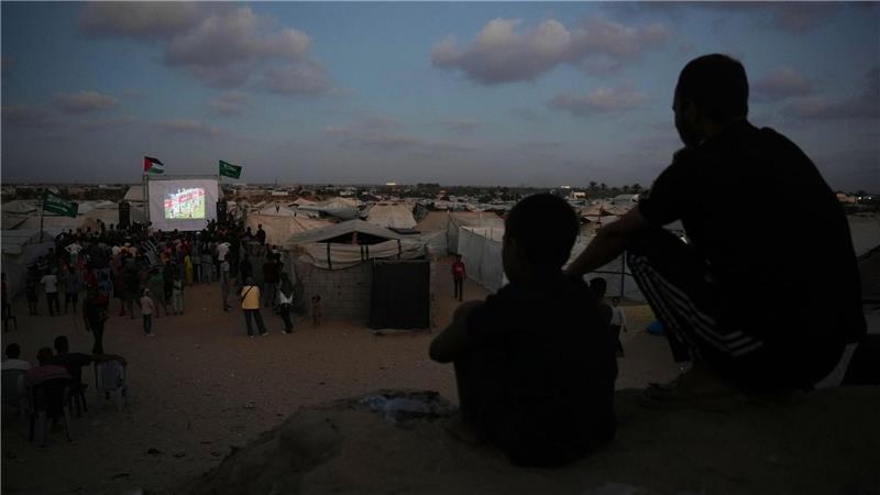 Eine Leinwand mitten im Gazastreifen: Palästinenser verfolgen die Live-Übertragung des Fußball-WM-Spiels zwischen Spanien und Saudi-Arabien.