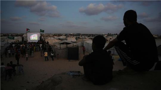 Eine Leinwand mitten im Gazastreifen: Palästinenser verfolgen die Live-Übertragung des Fußball-WM-Spiels zwischen Spanien und Saudi-Arabien.