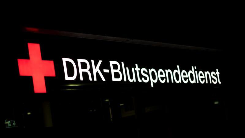 DRK ruft zu Blutspende auf: Sondertermine an Karsamstag Eine Leuchtreklame am Gebäude des Blutspendedienstes des Deutschen Roten Kreuz in Dresden Johannstadt leuchtet am Abend.