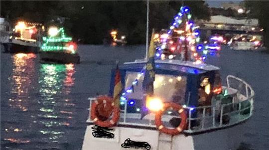 Eine Lichterfahrt mit beleuchteten Booten ist für Samstag im Buxtehuder Hafen geplant.