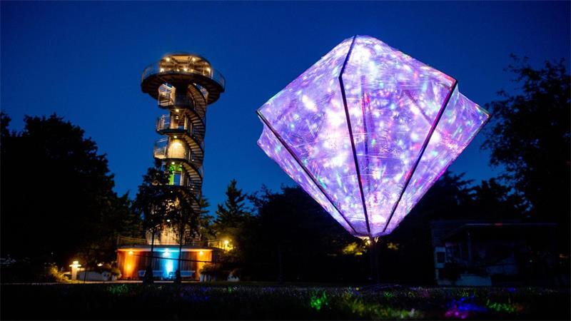 Eine Lichtinstallation in Form eines Kristalls funkelt nun fünf Wochen lang an Spätsommerabenden. 