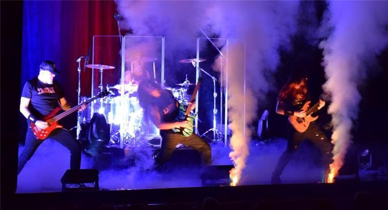 Eine Live-Band sorgt für die nötige Portion Heavy Metal.