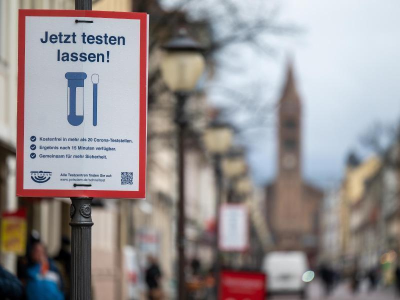 Eine Lockerung der Corona-Maßnahmen ist in Deutschland zunächst nicht in Sicht. Foto: Monika Skolimowska/dpa-Zentralbild/dpa/Symbolbild