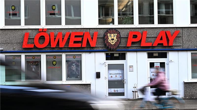 Eine Löwen-Spielothek in Düsseldorf. Verlockend sieht das nicht aus - darf es aber auch nicht, so schreibt es das Gesetz vor.