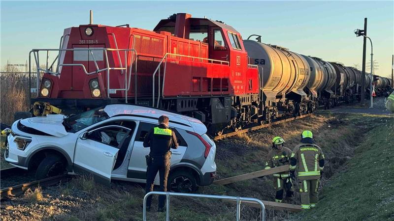 Eine Lok hat in Stade-Bützfleth einen Wagen gerammt.