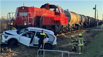 Eine Lok hat in Stade-Bützfleth einen Wagen gerammt.