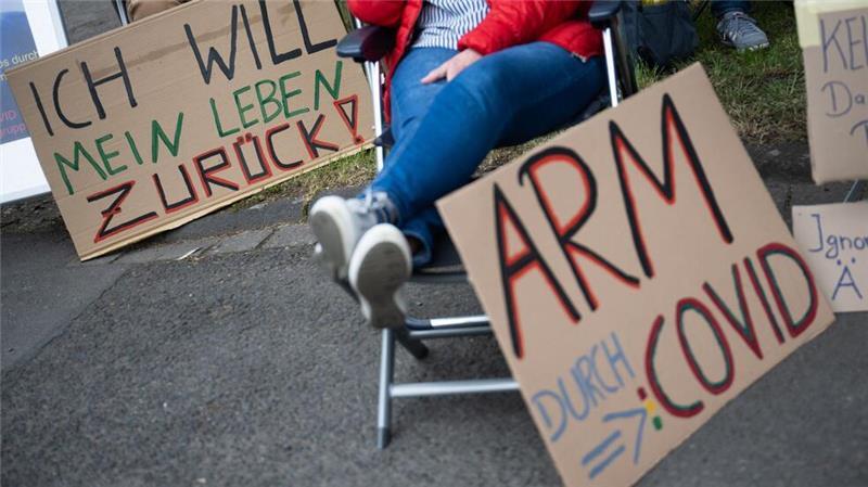 Long Covid: Warum sich das Risiko deutlich verringert hat Eine Long-Covid-Selbsthilfegruppe aus Rheinland-Pfalz demonstrierte 2023. (Archivbild)