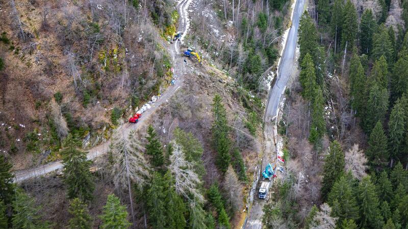 Nach Felssturz: Hubschrauber versorgen Einwohner Eine Luftaufnahme des Felssturzes in Österreich.
