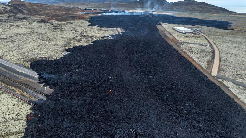 Eine Luftaufnahme des Lavafelds mit der inaktiven südlichen Spalte neben der Stadt Grindavik.