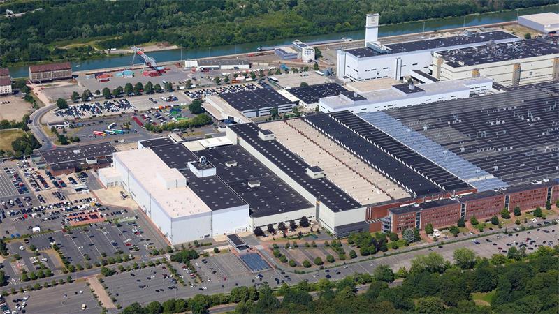 VW-Betriebsrat lehnt Kündigungen und Werksschließungen ab Eine Luftaufnahme des Volkswagen-Werkes in Hannover. Dessen Zukunft ist ungewiss. (Archivbild)
