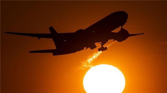 Eine Lufthansa-Maschine musste wegen des Verhalten eines Passagiers außerplanmäßig landen. (Symbolbild)