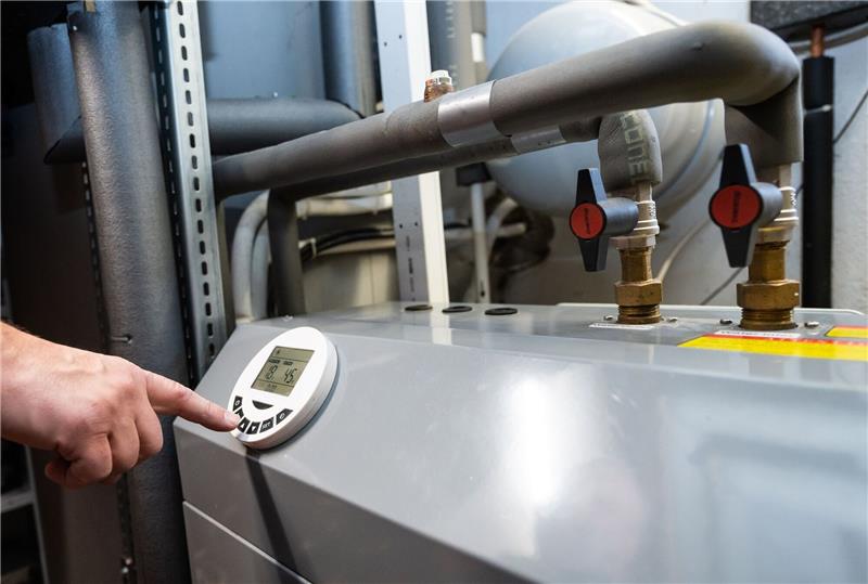 Hohe Nachfrage nach Wärmepumpen: Produktion zieht stark an Eine Luftwärmepumpe im Keller eines Wohnhauses.