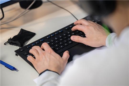 Eine Mann arbeitet in einem Coworking-Space. Foto: Sebastian Gollnow/dpa