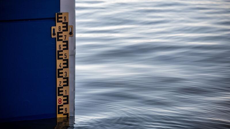 Eine Markierung zeigt den Wasserstand an.