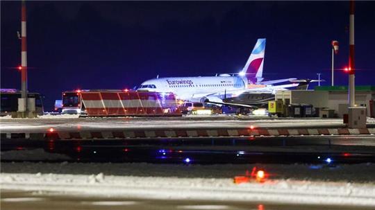 Eine Maschine der Fluggesellschaft Eurowings soll möglicherweise bei Glatteis von der Piste in den Grünstreifen gerutscht sein.