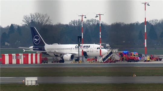 Eine Maschine der Lufthansa steht nach einer Sicherheitslandung auf dem Flughafen Hamburg. Eine rauchende Kaffeemaschine hat dafür gesorgt, dass ein Lufthansa-Flugzeug auf dem Weg von Frankfurt nach Göteborg außerplanmäßig in Hamburg zwischengelandet ist.