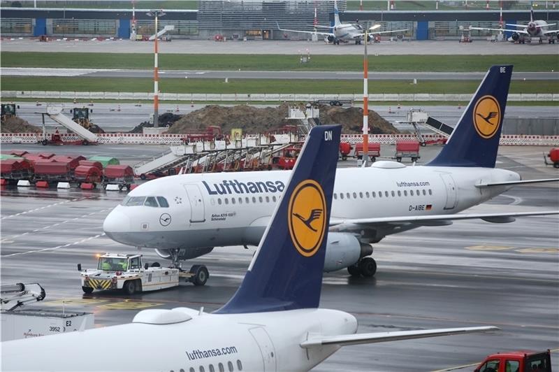 Eine Maschine der Lufthansa wird auf dem Flughafen Hamburg für den Start vorbereitet. Foto: Marks/dpa