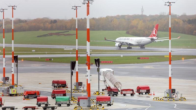 Flughafen Hamburg tritt Wasserstoff-Netzwerk von Airbus bei Eine Maschine der Turkish Airlines startet auf dem Hamburger Flughafen.