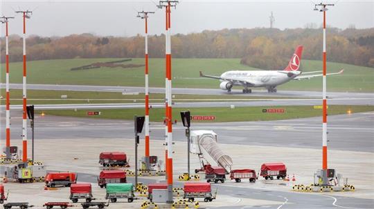 Eine Maschine der Turkish Airlines startet auf dem Hamburger Flughafen.