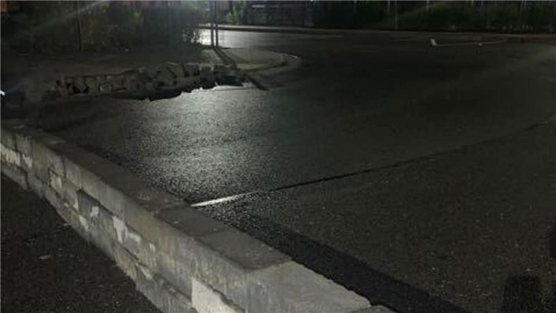 Eine Mauer auf der Fahrbahn des Busbahnhofes einer Schule in Lindhorst hat einen Polizeieinsatz ausgelöst.  