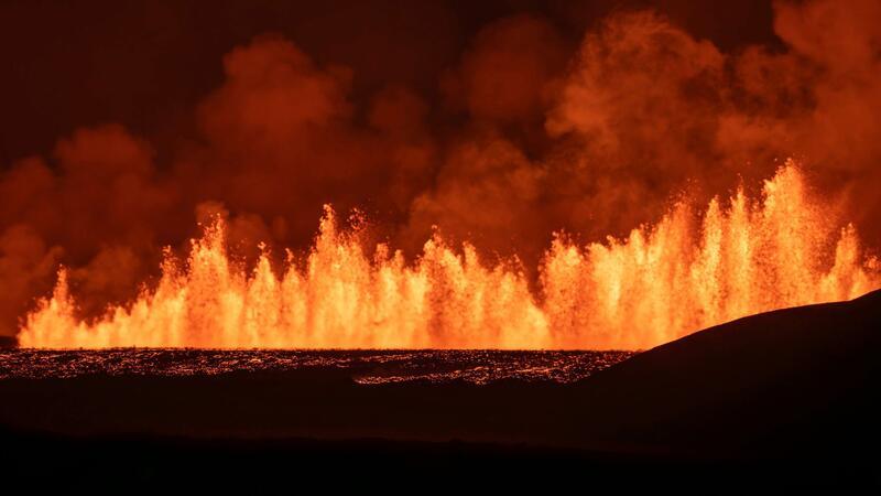 Vier Kilometer langer Riss - Neuer Vulkanausbruch auf Island Eine Mauer aus Lava: der erneute Vulkanausbruch auf Island.
