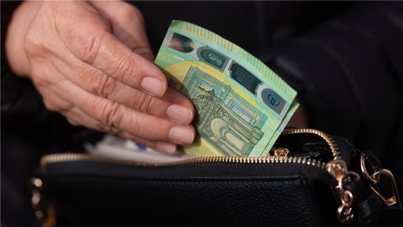 Eine Mehrheit der Bevölkerung sieht laut einer Allianz-Umfrage Lebenshaltungs- und Gesundheitskosten als größtes finanzielles Risiko im Alter. (Symbolbild) 