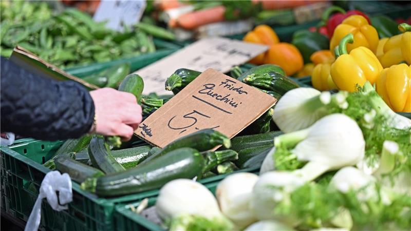 Eine Mehrheit der Menschen fürchtet, dass es nicht bei höheren Spritpreisen bleibt, sondern auch die Lebensmittelpreise anziehen. (Archivbild)